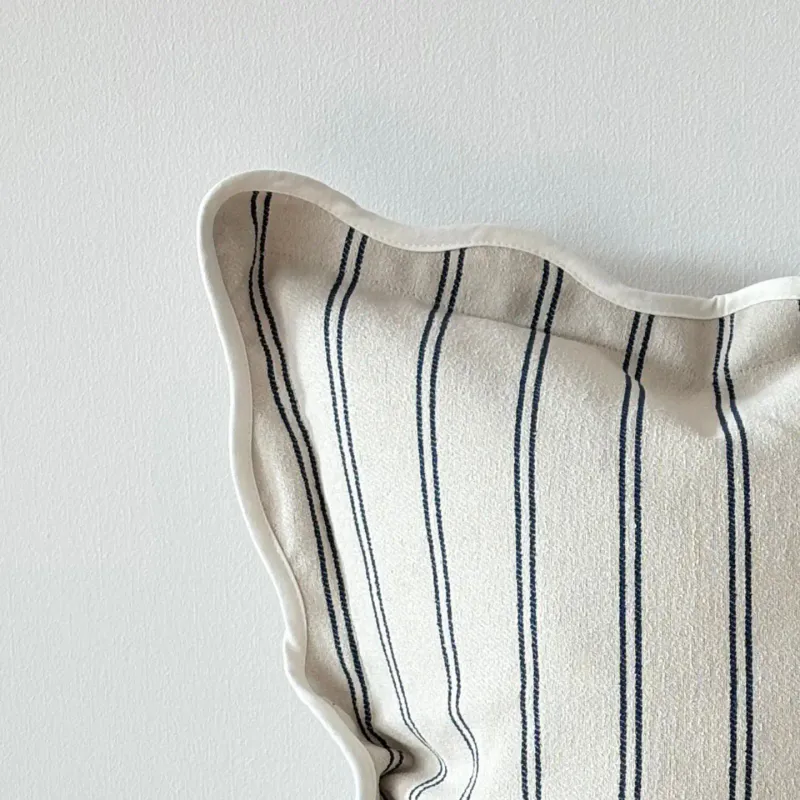 Chloe Blå striper med kamskjellkant 45*45cm
