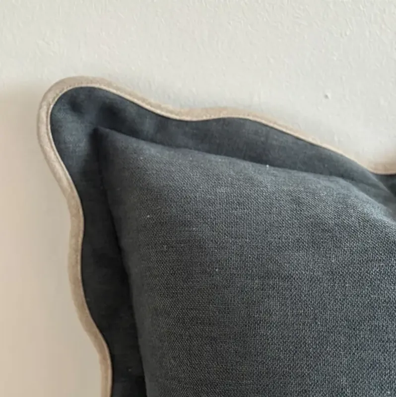 Chloe putetrekk Navy med kamskjellkant 45*45cm