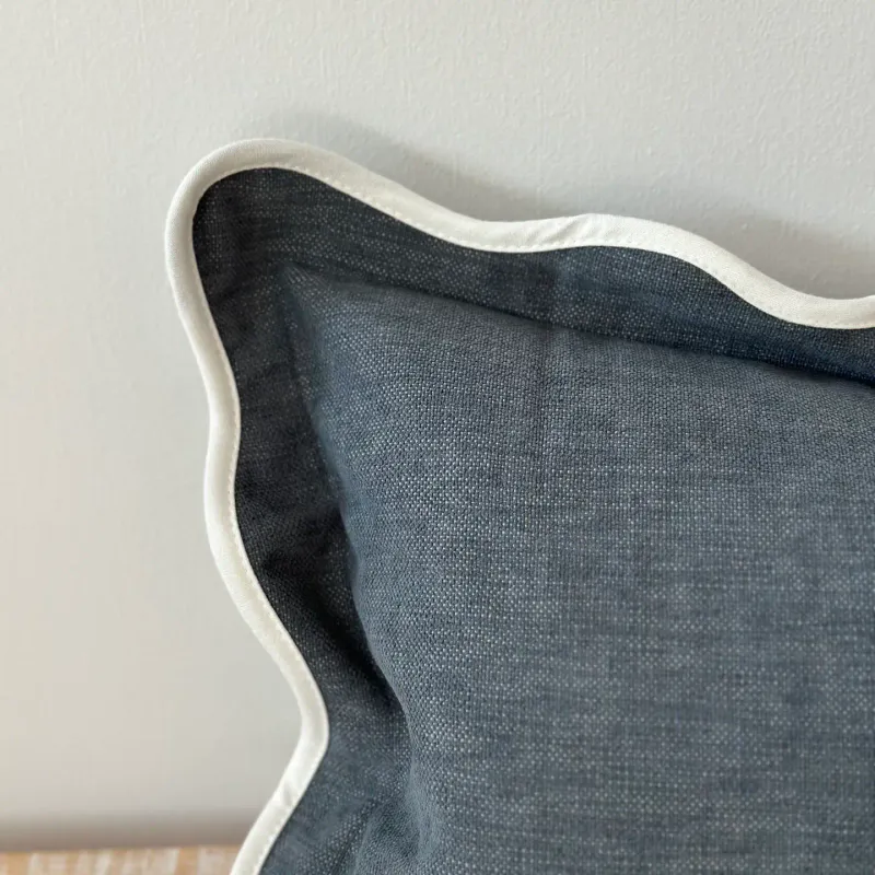 Chloe putetrekk Navy med kamskjellkant 30*50cm